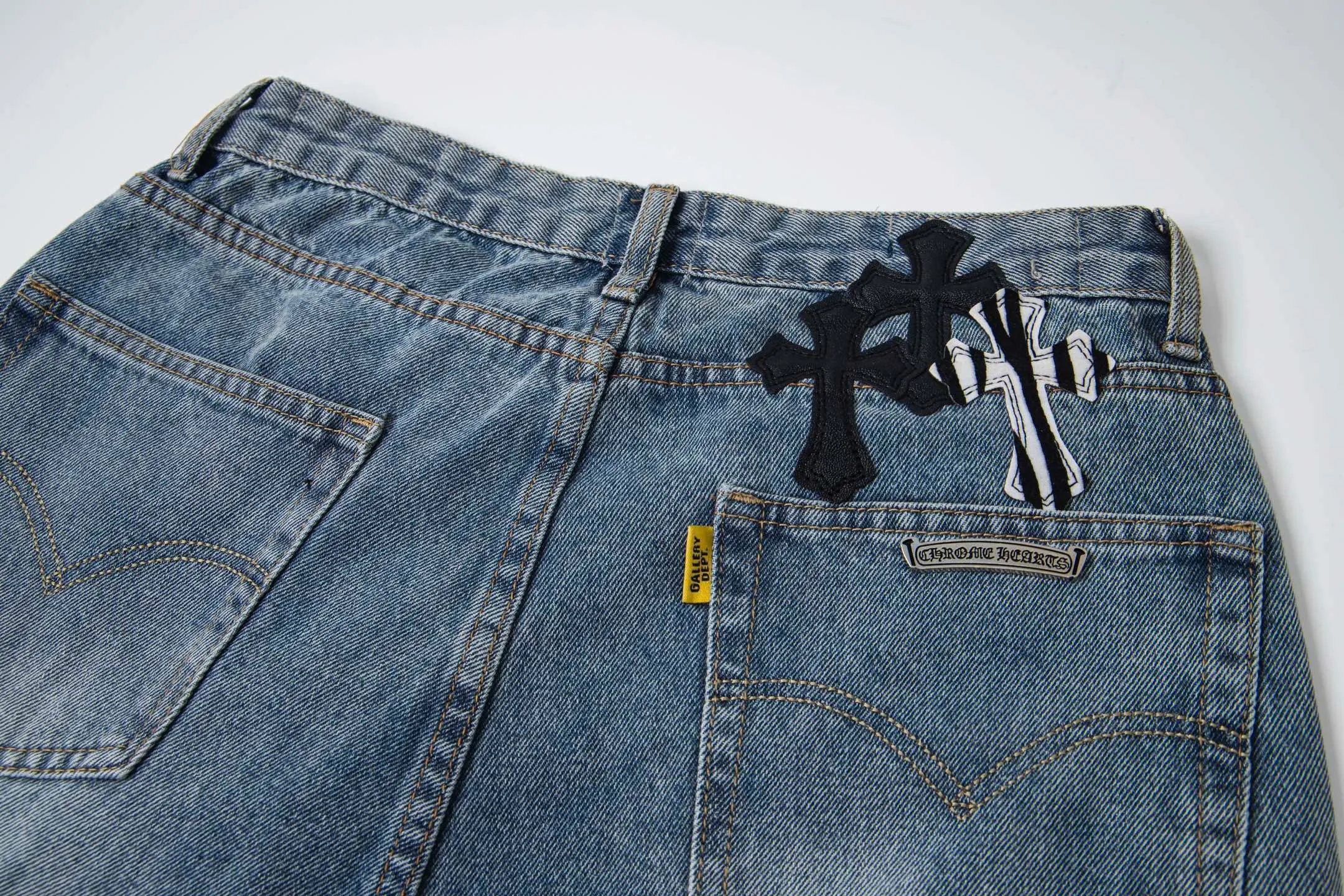 💰280 GALLERY DEPT & Chrome hearts Washed jeans with large logo and devil multi-label cross, truly restore the ultimate vintage texture, three-dimensional version, loose and comfortable, not picky about the figure, taller and slimmer, factory-made, original quality control, same style for men and women, can be matched with couples, versatile recommendation, must-have jeans for all seasons, fashionable people have been disappointed. From the quality selection of fabrics, the tailoring of details, and the matching of patterns, they are all impeccable! The upper body is so handsome when worn...it can be easily worn by men, women and children! The craftsmanship is made of heavy-duty washed pure cotton denim fabric. After washing, it is soft and thick. It is very stylish when worn on the body. Style number: 1756 Color: blue Size: 28 30 32 34 36